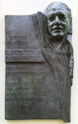 Paris'teki (Fransa) Hotel des Trois Collèges'te, García Márquez'in 1956'da yaşadığı yeri anlatan anma plaketi.